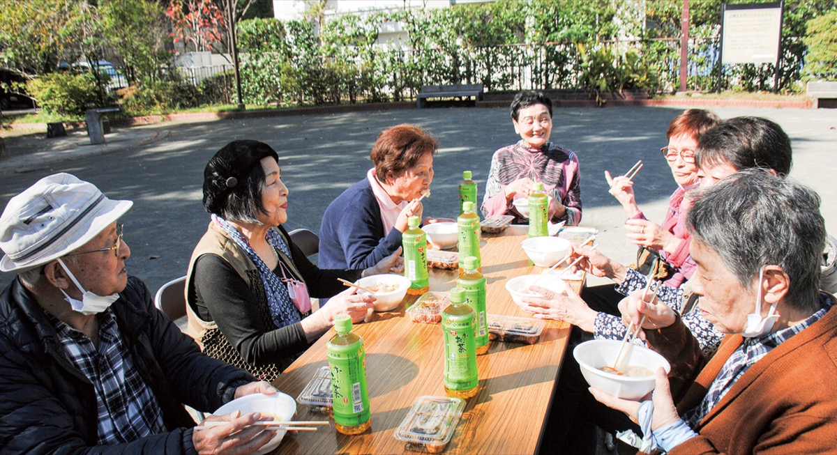 豚汁振る舞い、親交深め